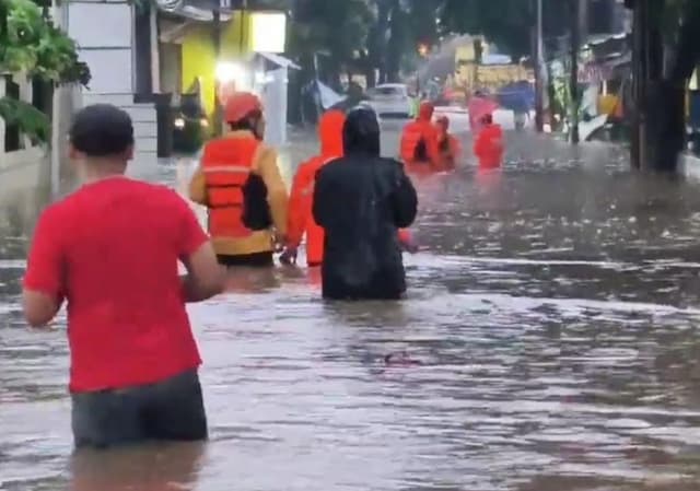 Turap Jebol, Banjir Hampir Semeter Rendam Pesanggrahan Jaksel