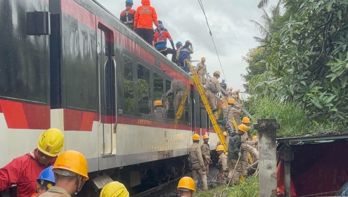 Petugas Berjibaku Evakuasi KA Bandara Tertemper Truk di Poris Tangerang