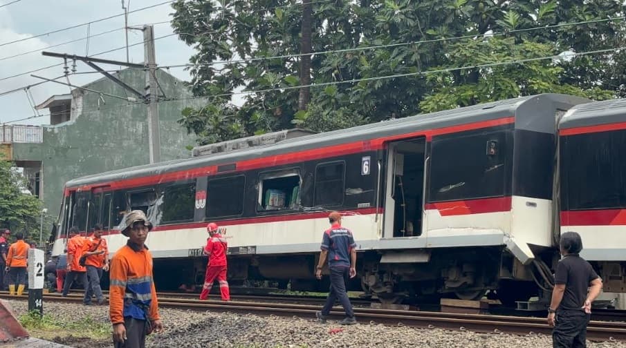 Detik-Detik KA Bandara Soetta Tertemper Truk Hingga Keluar Jalur di Poris Tangerang