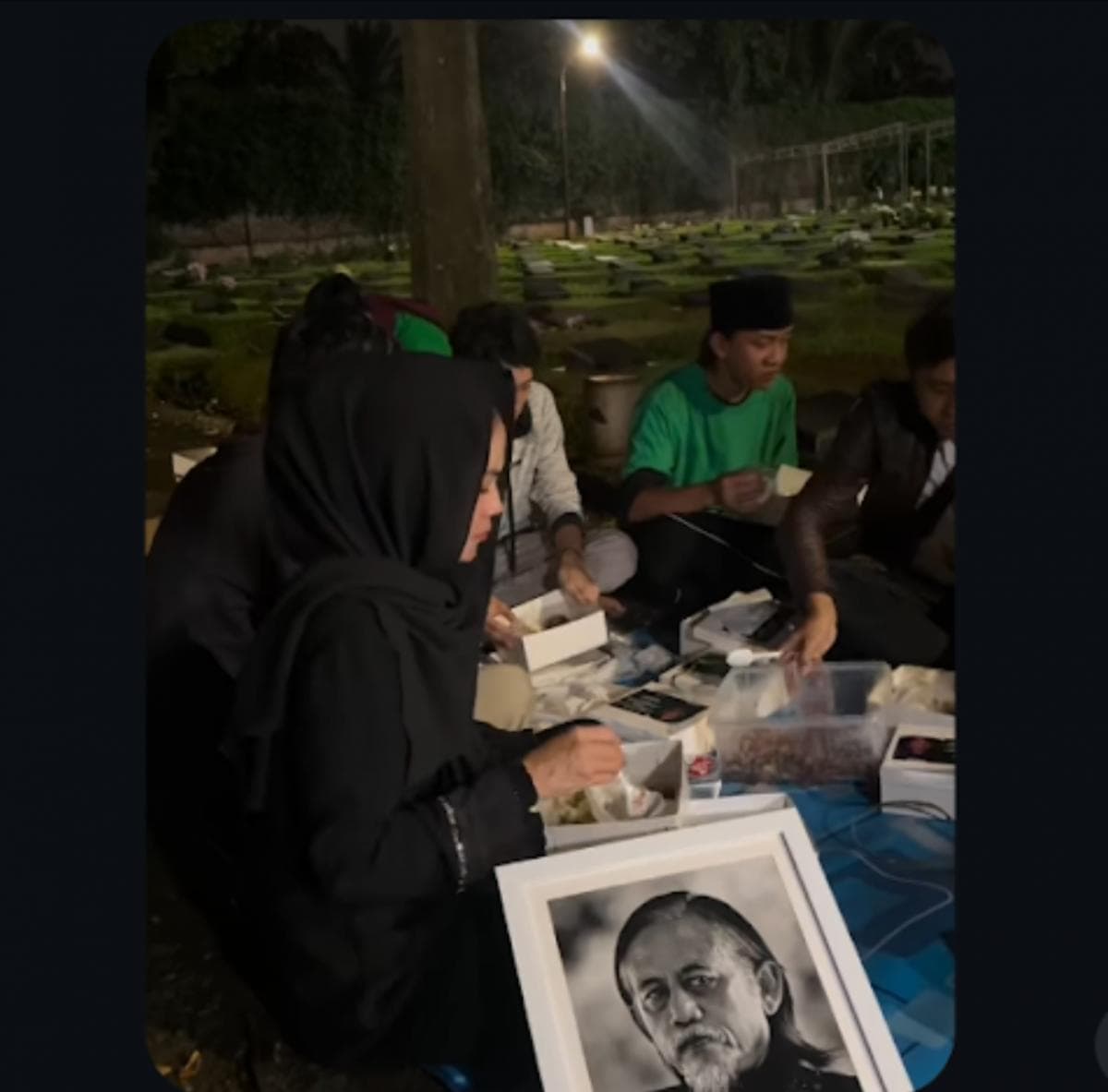 Viral! Karina Ranau Sahur di Makam Epy Kusnandar, Disorot Netizen