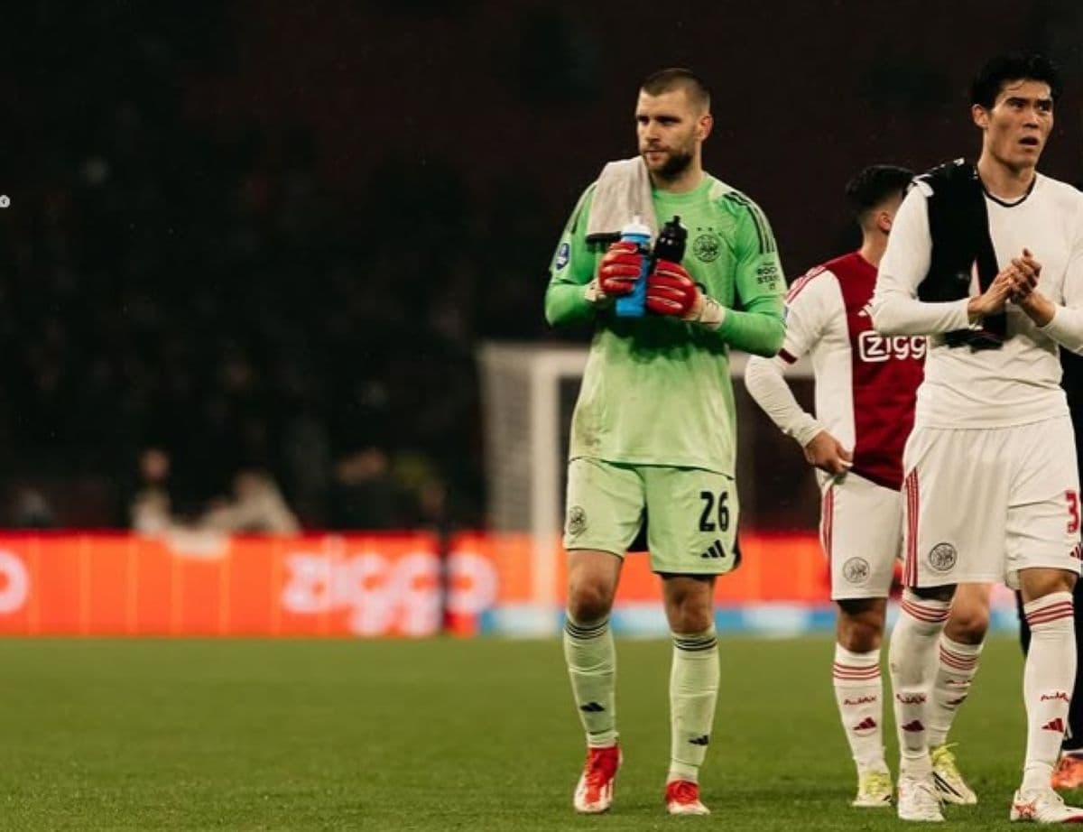 Debut Pahit Maarten Paes: Soroti Mentalitas Lembek Lini Pertahanan Ajax Amsterdam