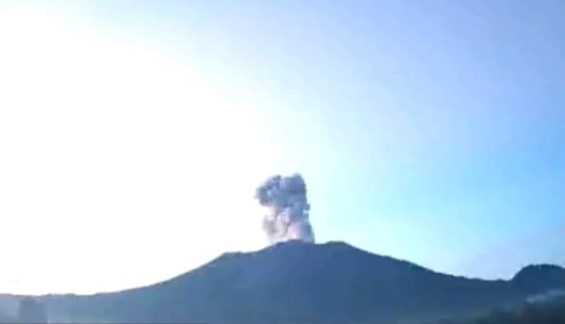 Gunung Ibu Erupsi Semburkan Abu Vulkanik hingga 600 Meter