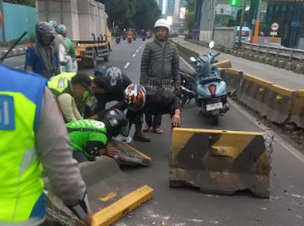 Mobil Listrik Tabrak Separator Busway di Gatsu, Lalin Arah Kuningan Jaksel Macet