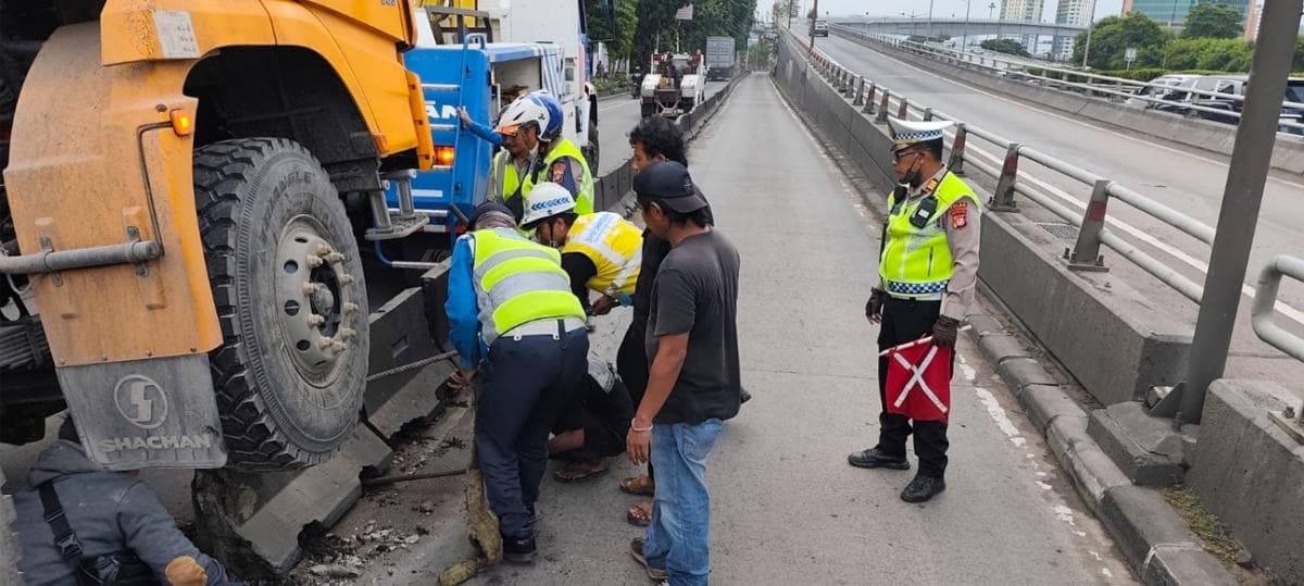 Truk Trailer Tabrak Separator Busway di Jalan S Parman Jakbar, Lalin Macet Parah!