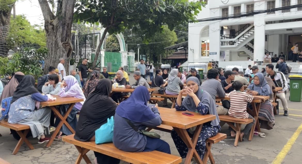 Suasana Ngabuburit dan Berburu Takjil di Masjid Cut Meutia Menteng