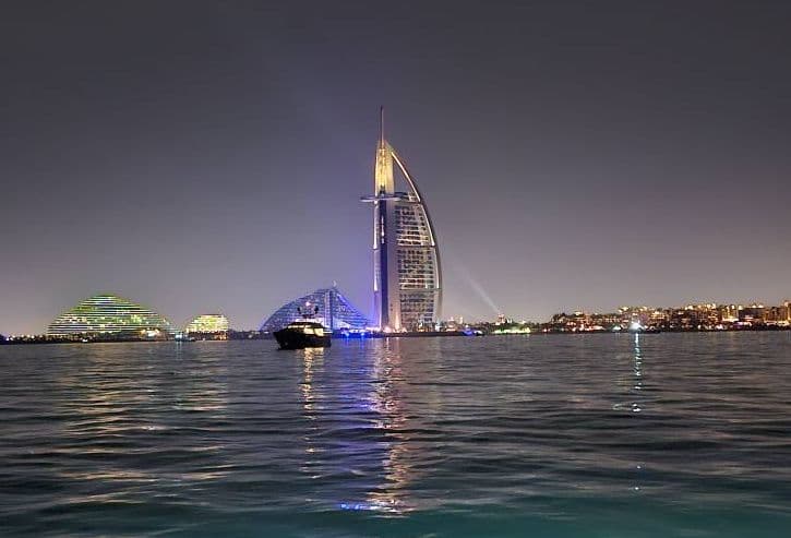 Hotel Ikonik Burj Al Arab Dubai Terbakar akibat Puing Serangan Drone Iran