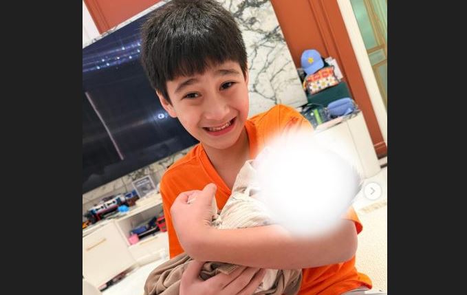Rafathar Pamer Gendong Bayi, Raffi-Nagita Diduga Adopsi Anak Lagi
