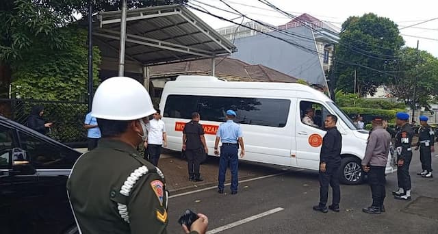 Jenazah Wapres Ke-6 RI Try Sutrisno Tiba di Rumah Duka