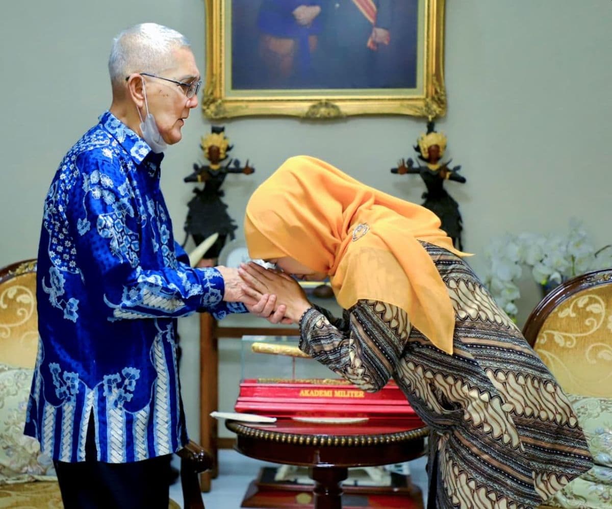 Try Sutrisno Wafat, Khofifah Ajak Warga Jatim Kibarkan Bendera Setengah Tiang Dua Hari