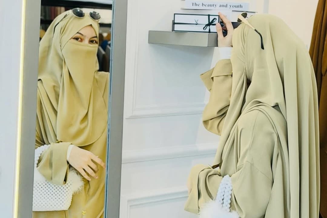 Wardatina Mawa Bawa Bukti saat JalaniPemeriksaan Kasus Illegal Access