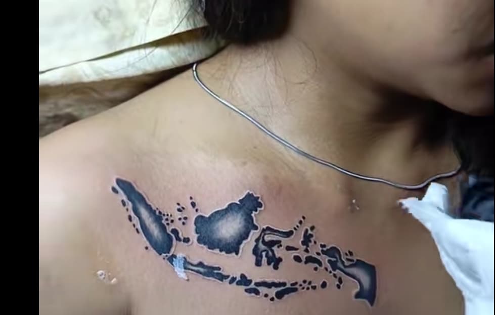 Viral! Wanita Pasang Tato Peta Indonesia di Dada, Netizen Ramai Beri Komentar Lucu