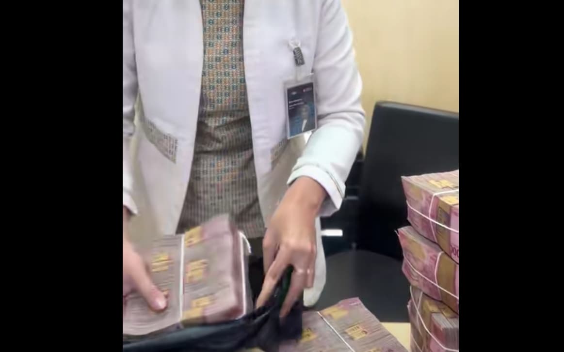 Viral! Orang Tarik Tunai Uang Rp1,8 Miliar Pakai Kantong Kresek Viral! Orang Tarik Tunai Uang Rp1,8 Miliar Pakai Kantong Kresek