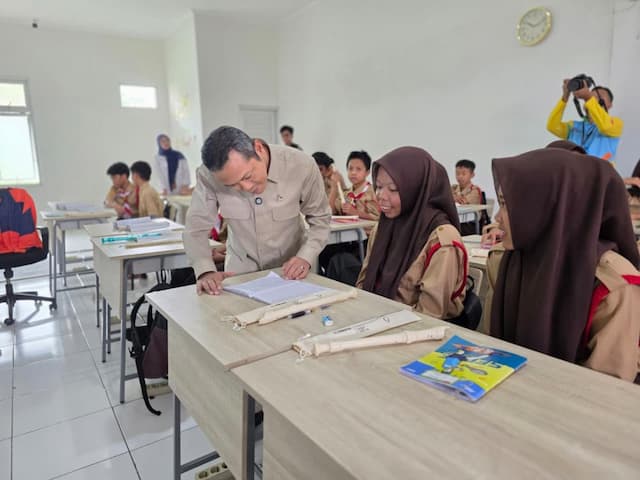 Pesan Wamen Fajar ke Siswa Sekolah Rakyat: Jangan Pernah Ragu Bermimpi Besar