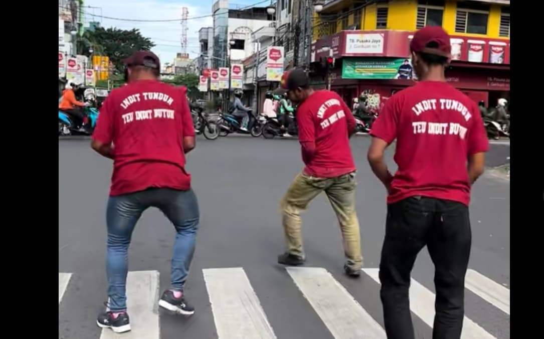Viral! Pengamen Pakai Cara Unik Curi Perhatian Pengendara, Joget di Lampu Merah