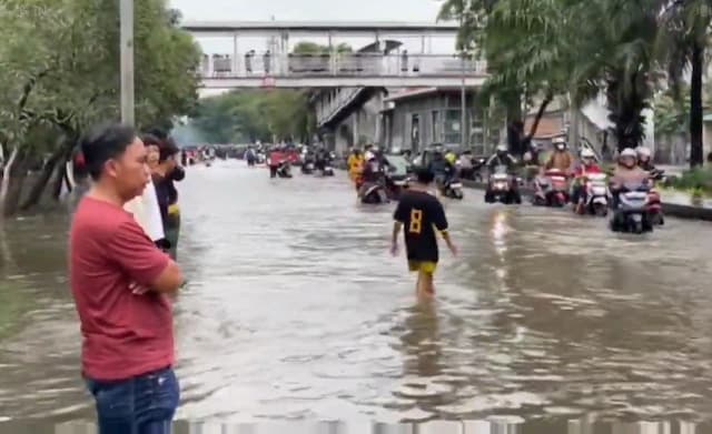 Jalan Daan Mogot Terendam Banjir, Ketinggian Air Capai 50 Cm
