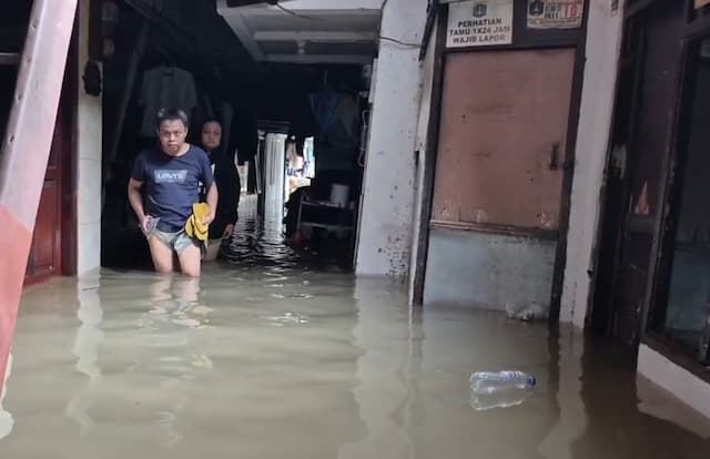 Kali Anak Ciliwung Meluap, Permukiman Karet Pasar Baru Kebanjiran hingga 1 Meter
