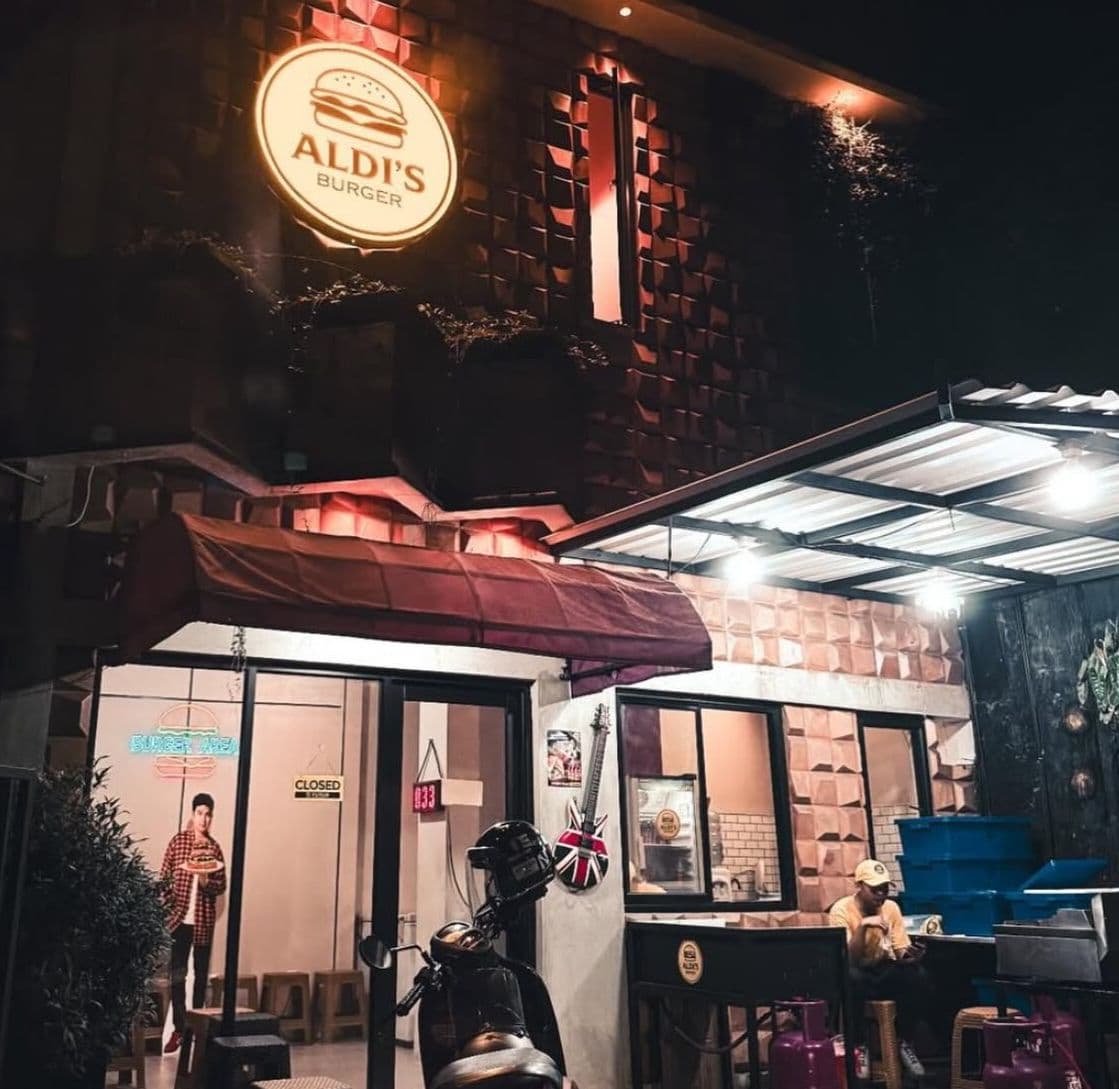 Viral Marketing Aldi Taher Jualan Burger, Bikin Ngakak Netizen