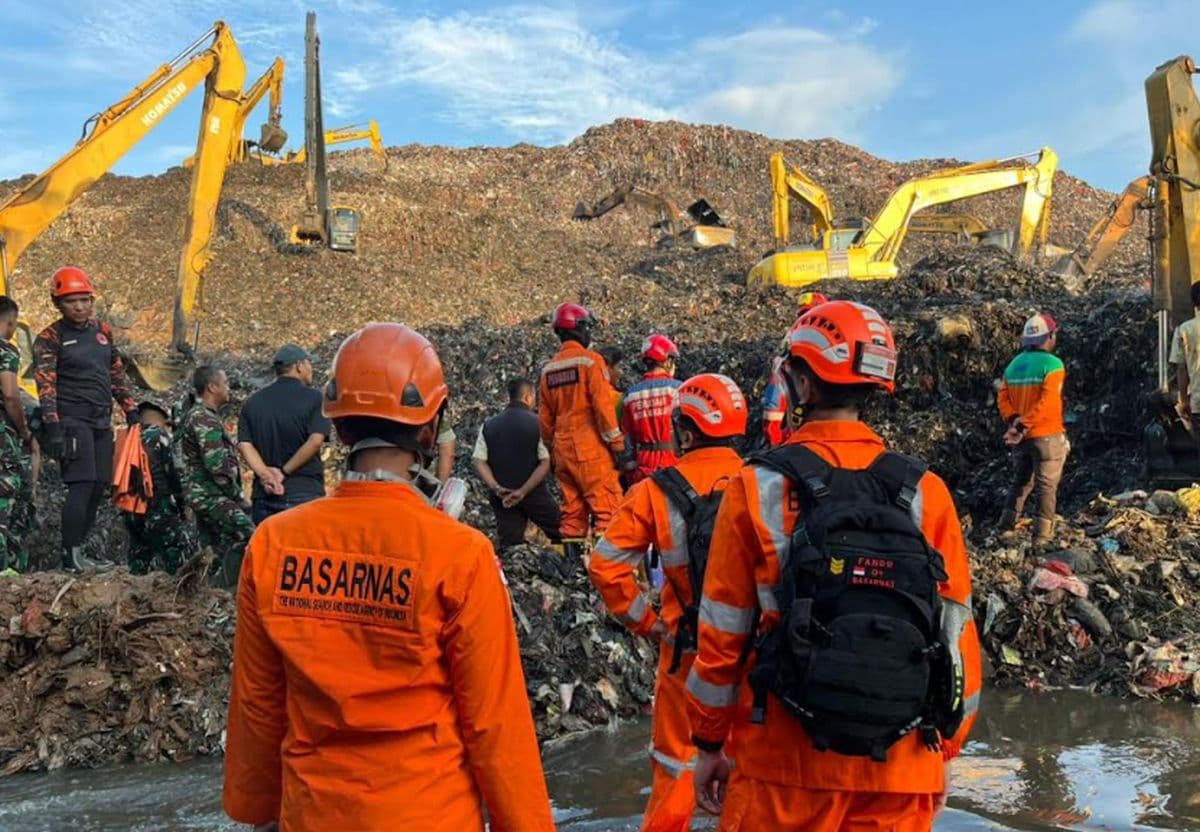 Update Longsor Gunungan Sampah di Bantargebang, 5 Orang Hilang