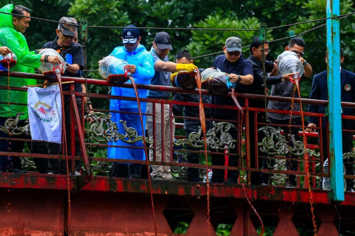 Atasi Limbah, Menteri LH Didampingi Pilar Tuang 10 Ribu Liter Ecoenzyme ke Sungai di Tangsel