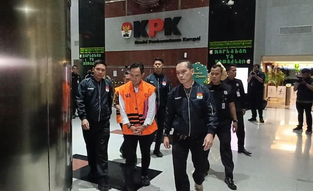 Penampakan Bupati dan Sekda Cilacap Kenakan Rompi Oranye Tahanan KPK