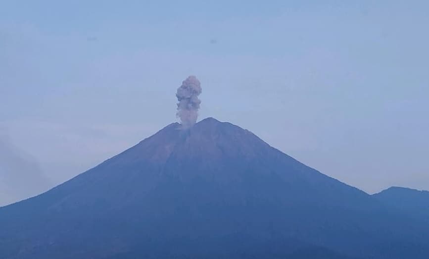 Gunung Semeru Erupsi Pagi Ini, Muntahkan Kolom Abu Setinggi 1.000 Meter