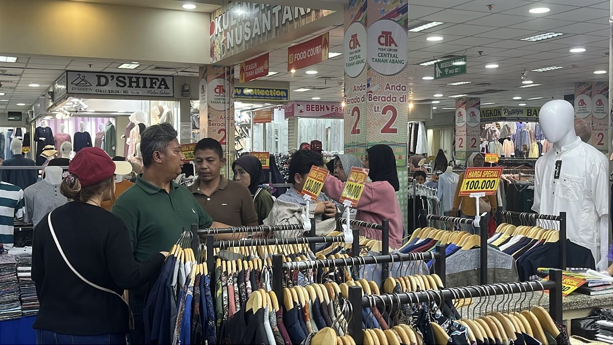 Pasar Tanah Abang Ramai Jelang Lebaran, Pedagang Keluhkan Omzet Turun