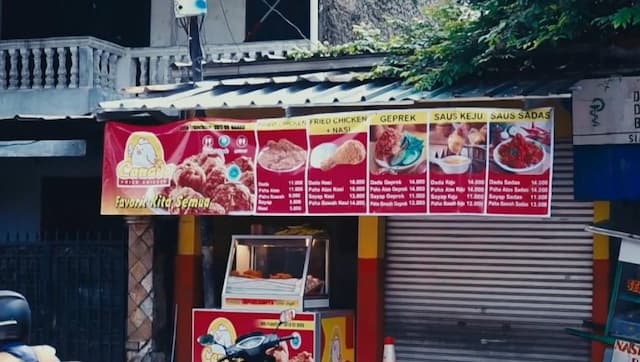 Di Balik Ramainya Gerai Fried Chicken, Ini Kisah Fatimah yang Kelola Transaksi Mudahkan Pelanggan