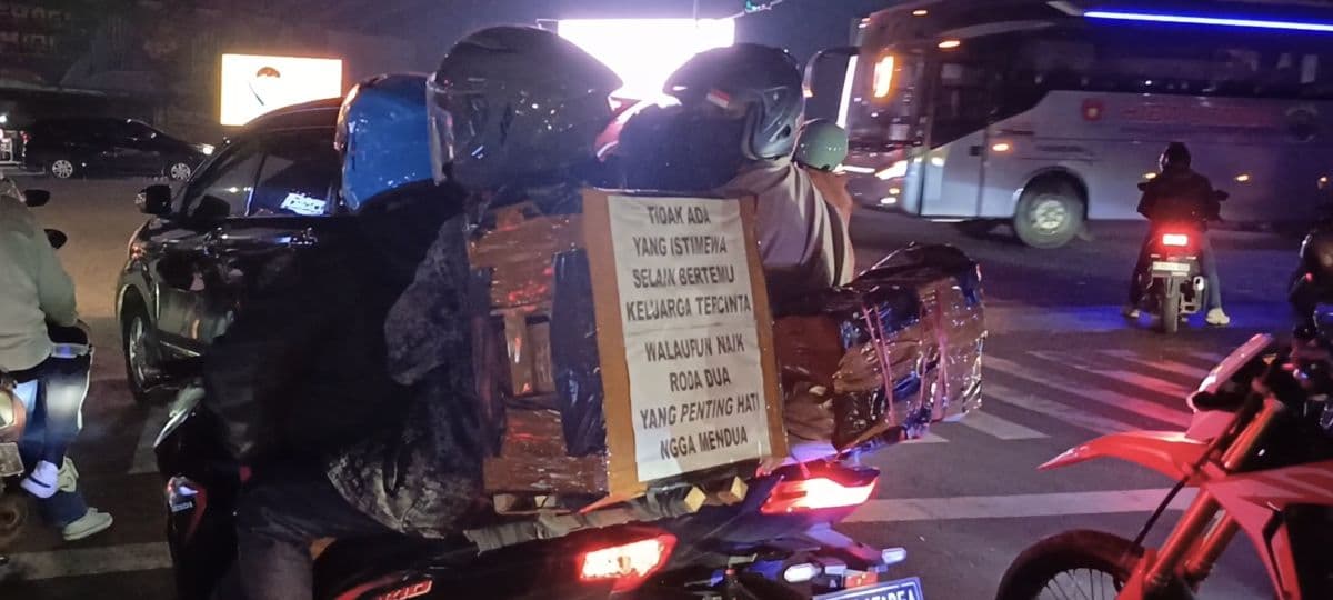 Mudik Sambil Curhat! Tulisan di Kardus Motor Ini Bikin Senyum Pemudik Lain