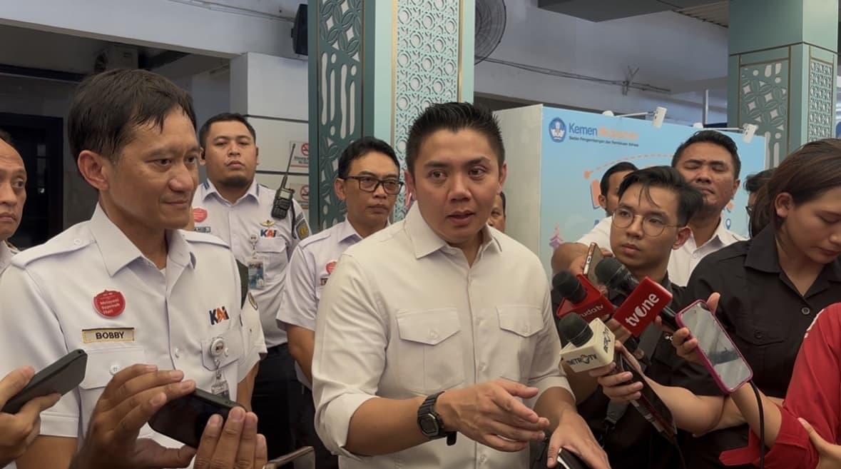Seskab Teddy Ungkap Arahan Presiden Prabowo: Kenyamanan Stasiun dan Kereta Harus Ditingkatkan