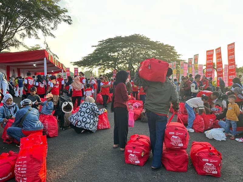 Mudik Gratis Berujung Mobil Listrik, Warga Bekasi Member Alfamart Bawa Pulang Denza D9