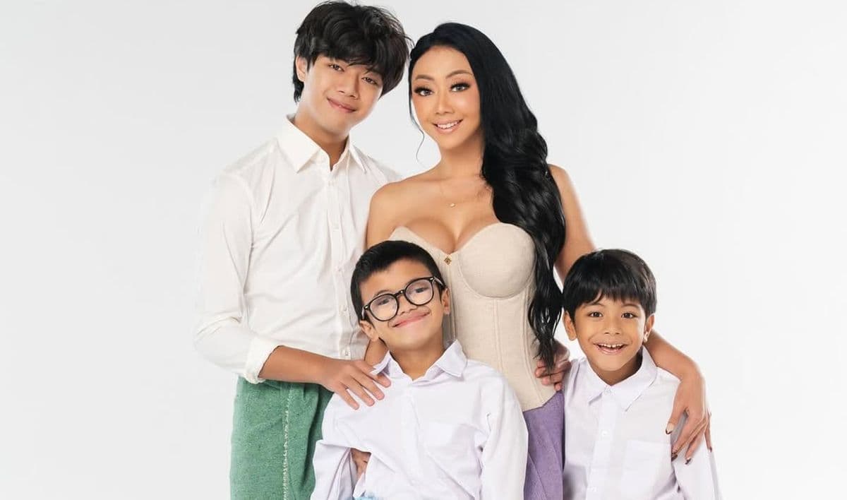 Tak Mudik, Asri Welas Boyong Anak Liburan ke Dufan