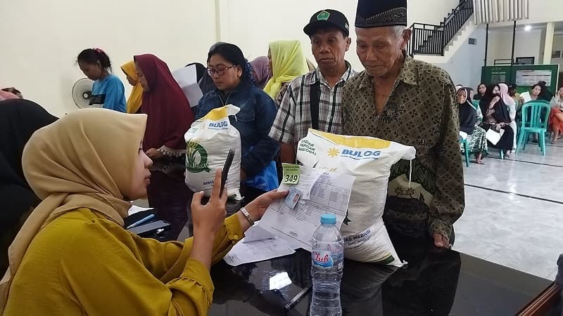Bansos Pangan Cair ke 33,2 Juta Penerima, Dapat 20 kg Beras dan 4 Liter Minyak Goreng
