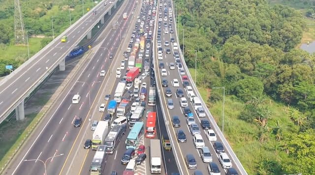 Penampakan Tol MBZ dan Cikampek Macet Parah hingga 25 Km