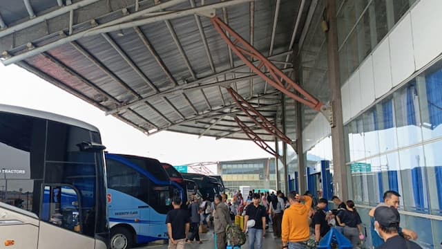 Bus Telat Datang, Penumpang Sempat Menumpuk di Terminal Pulo Gebang