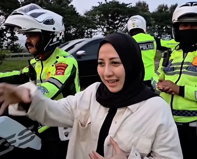 Momen Lucu Pemudik Ditinggal Ngacir Suaminya di Rest Area Tol Cipali, Akhirnya Diantar Polisi Naik Motor