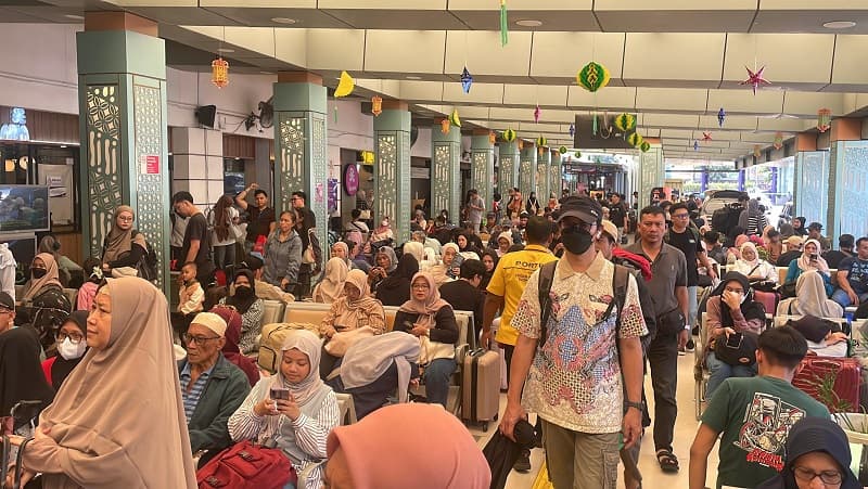 H-1 Lebaran 2026, Stasiun Pasar Senen Masih Padati Pemudik