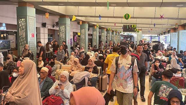 H-1 Lebaran 2026, Stasiun Pasar Senen Masih Padati Pemudik