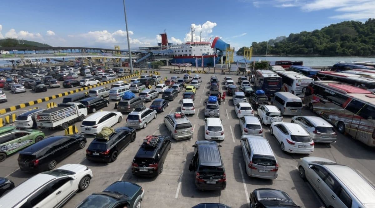 Arus Mudik Memuncak, Antrean Kendaraan Mengular di Pelabuhan Merak