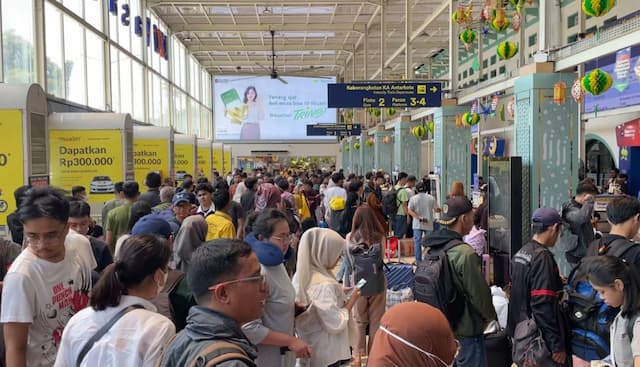 18 Ribu Pemudik Tinggalkan Jakarta, Stasiun Pasar Senen Padat Siang Ini