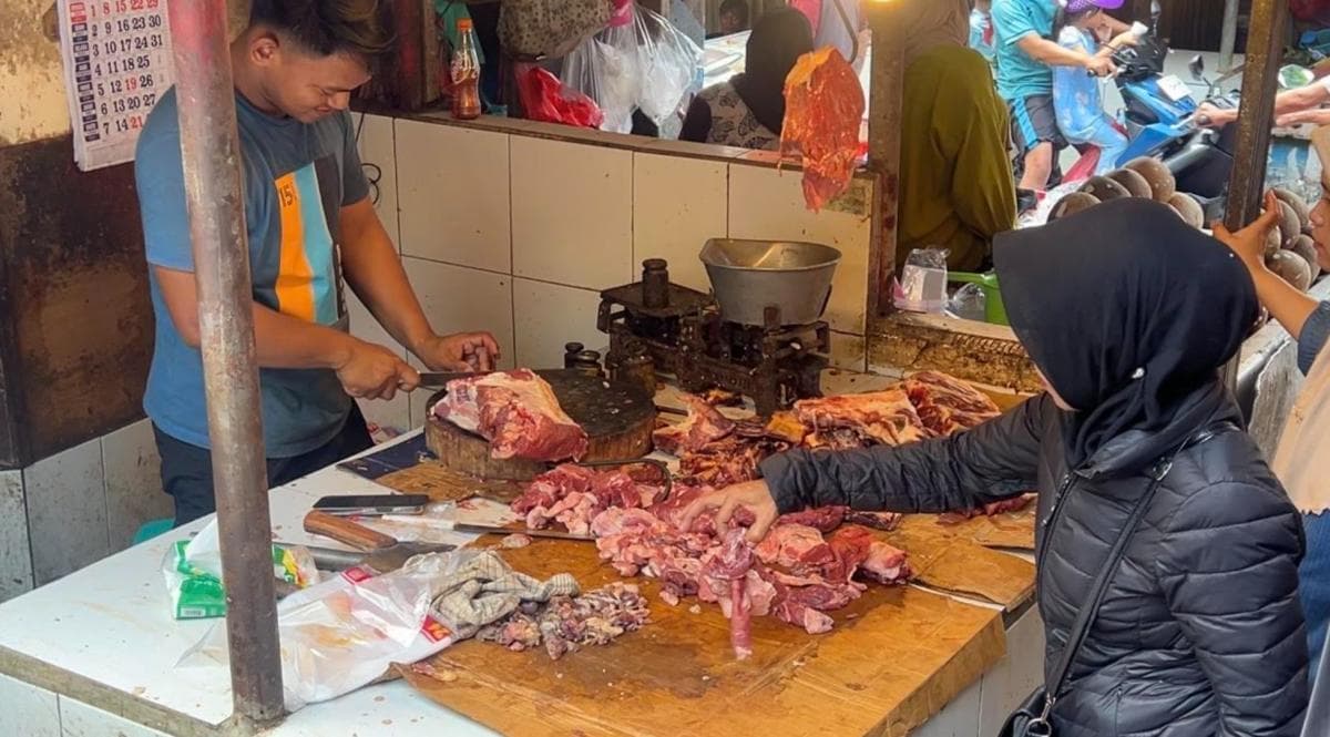 Cerita Emak-Emak Keliling Cari Daging Sapi hingga Kelapa Murah di Pasar Kramat Jati