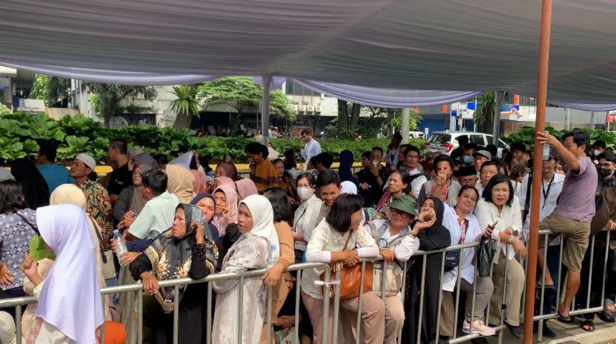 Open House Prabowo, Warga Antusias Antre di Pintu Istana Negara    