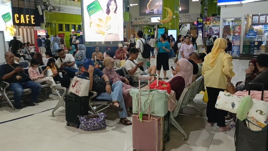Arus Balik Lebaran, Penumpang Masih Padati Stasiun Gambir saat Malam Hari