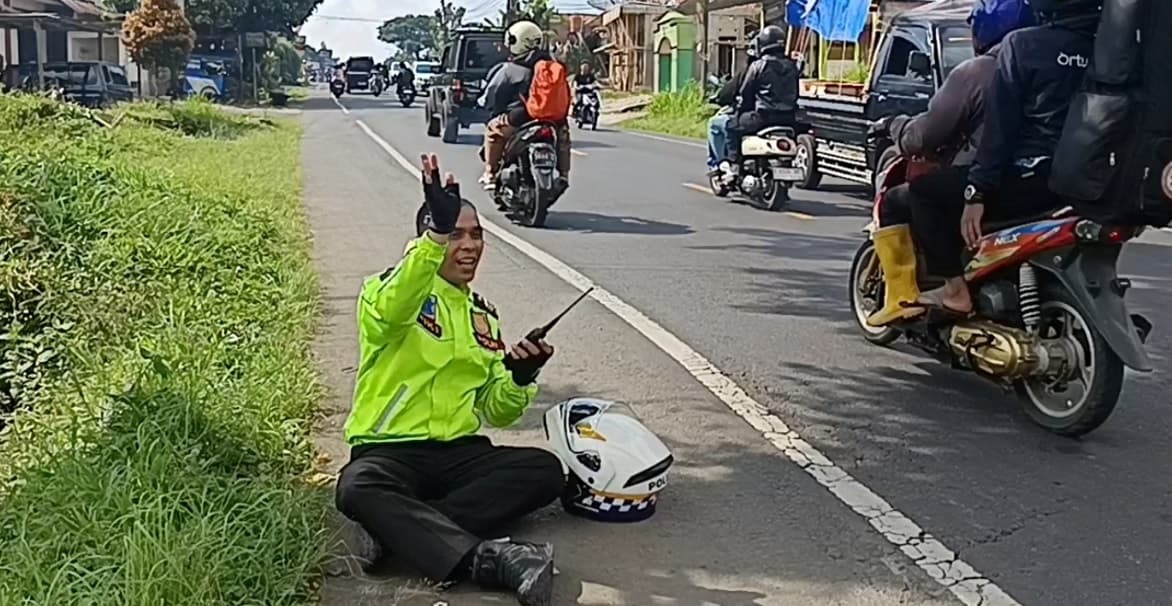 Pak Polisi Ini Kelelahan Urai Macet Arus Balik hingga Duduk di Pinggir Jalan