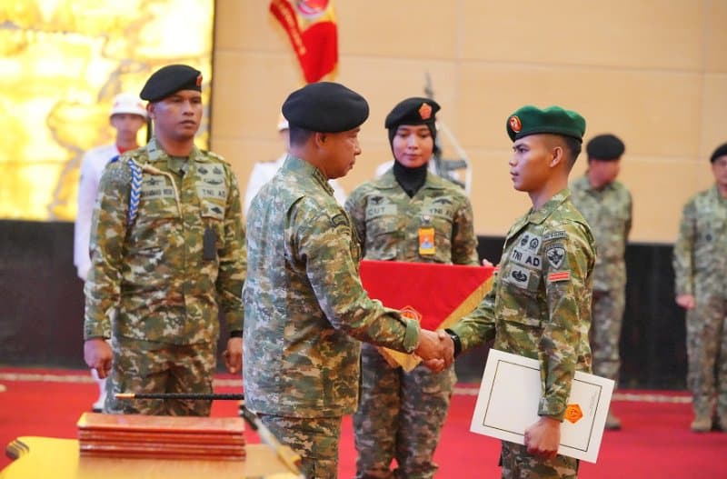 Panglima TNI Anugerahkan KPLB pada Prajurit Berprestasi Juara Pertama Hafalan 30 Juz Al Quran
