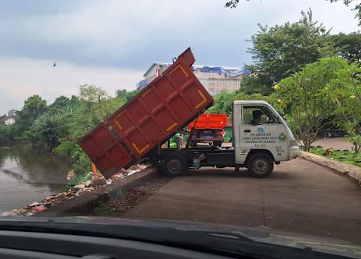 Viral Mobil Dinas LH Jakarta Buang Sampah ke Kali Pesanggrahan
