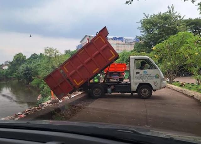 Viral Mobil Dinas LH Jakarta Buang Sampah ke Kali Pesanggrahan
