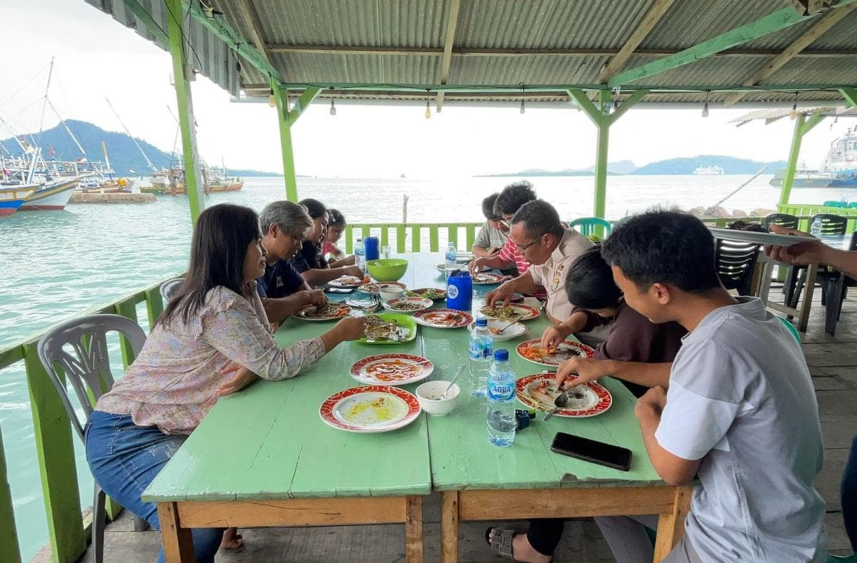 Indahnya Laut dan Lezatnya Olahan Seafood Kedai Apung yang Jadi Tempat Singgah Favorit Pemudik Sebelum Naik Kapal