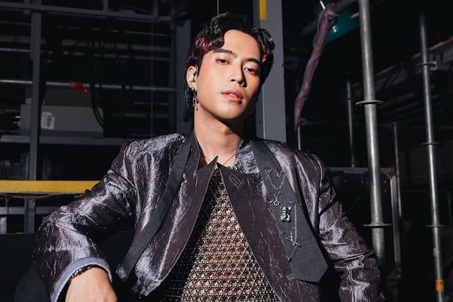 Keluarga Berencana Pasang Speaker Bertenaga Surya di Makam Vidi Aldiano