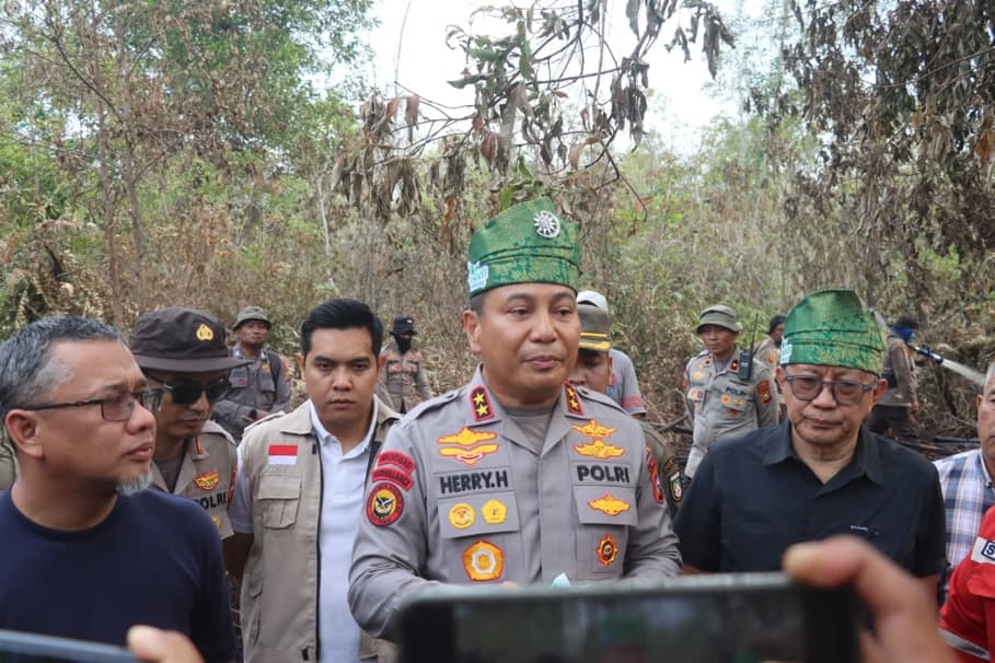 Kapolda Riau dan Rocky Gerung Ikut Padamkan Kebakaran Hutan di Dumai