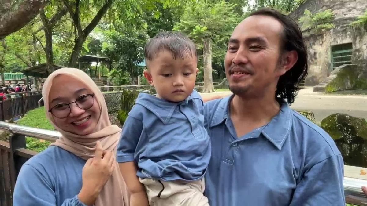 Bahagiakan Anak-Istri, Pria Asal Bogor Ini Rela Motoran ke Ragunan